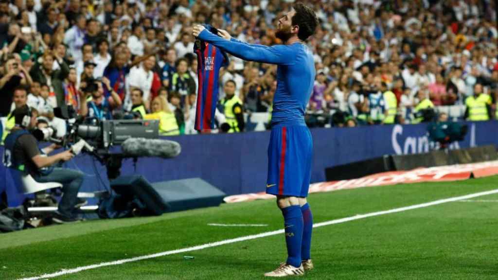 Leo Messi muestra su camiseta al Santiago Bernabéu tras marcar el gol de la victoria en un clásico