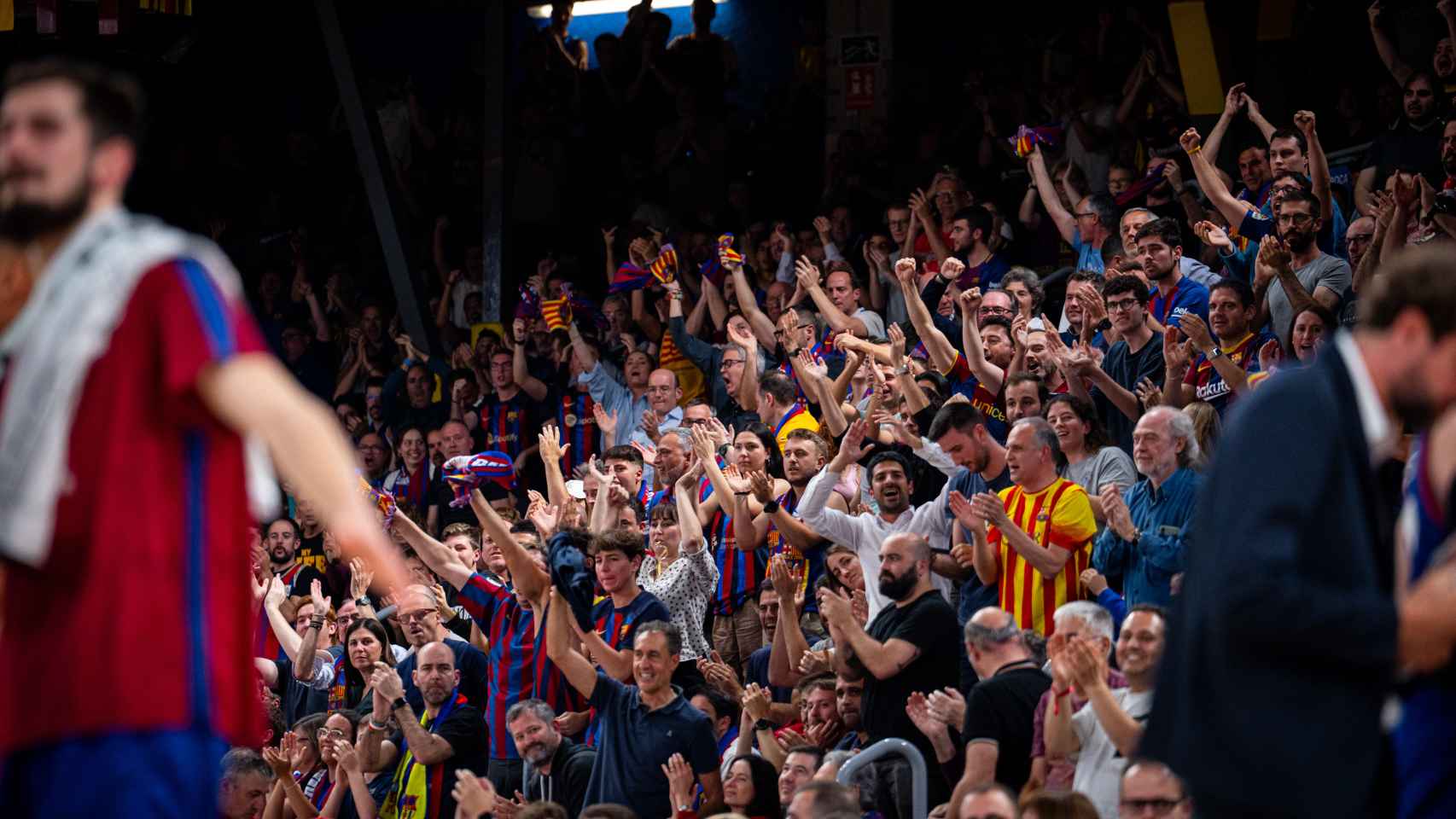 La grada del Palau Blaugrana apoya al Barça de basket en el partido decisivo contra Olympiacos