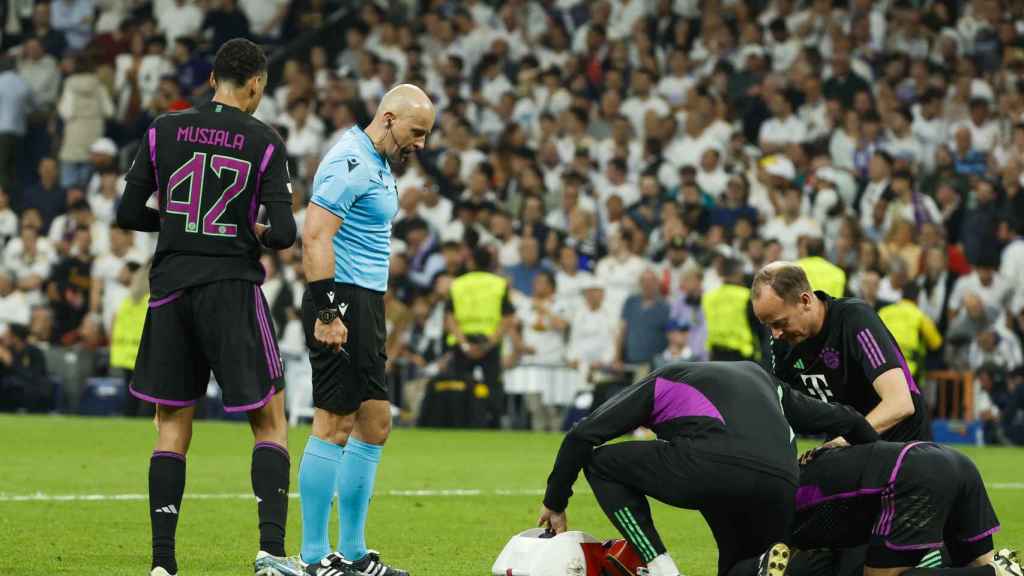 El árbitro del Real Madrid-Bayern espera que atiendan a un jugador del cuadro alemán