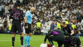 El árbitro del Real Madrid-Bayern espera que atiendan a un jugador del cuadro alemán