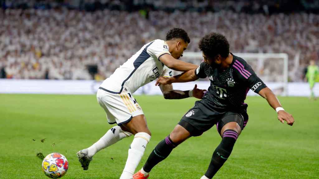 Rodrygo Goes y Serge Gnabry disputan un balón en el Real Madrid-Bayern