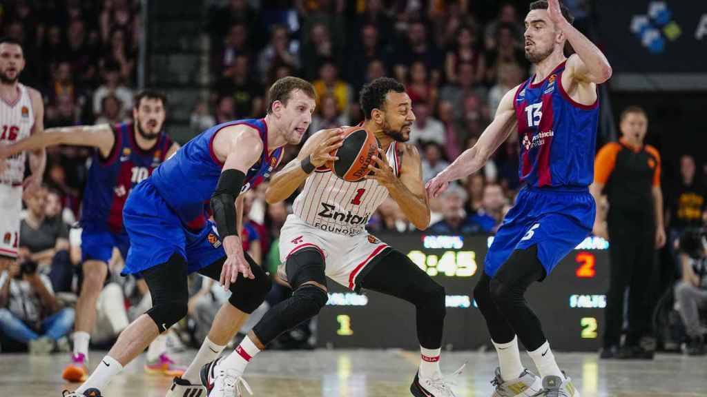 Vesely y Satoranski, del Barça, presionan a Williams-Gross