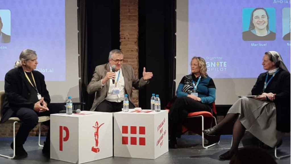 De izquierda a derecha: Jordi Carrasco, moderador y director General Serious Play; Jordi Vivancos, exjefe del Área de Tecnologías para el Aprendizaje y el Conocimiento de la Generalitat; Neus Lorenzo, vicepresidenta Sociedad Catalana de Pedagogía del IEC; y Mar Izuel, directora del Colegio Montserrat | Foto de IGNITE Copilot