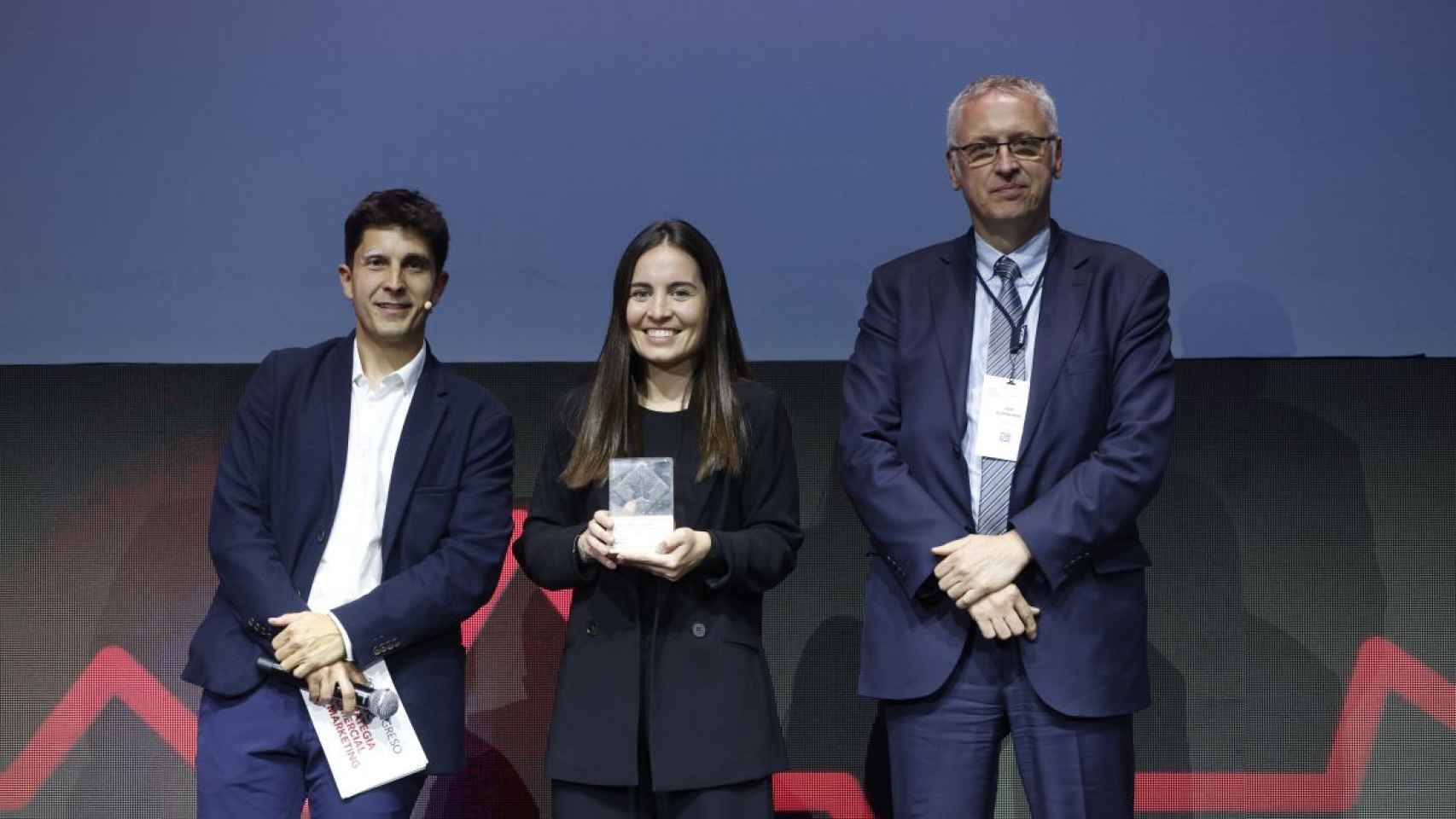 Julia Sala, Marketing Manager de Grupo Gallo, recogiendo el premio