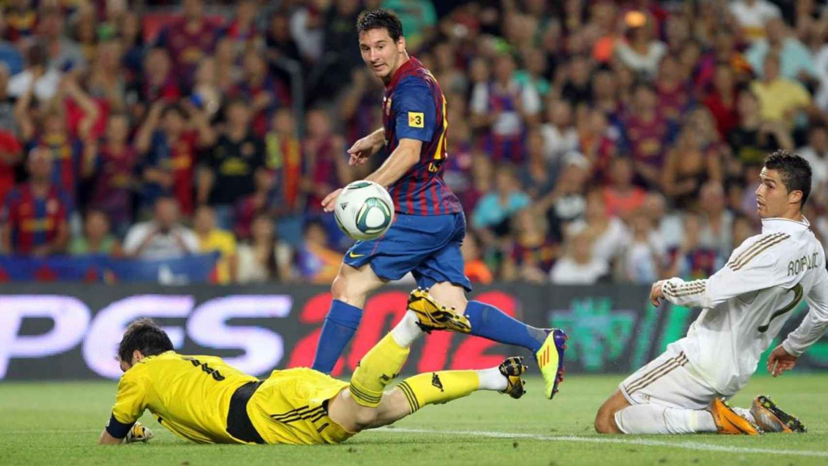 Leo Messi anota un gol contra el Real Madrid en el Camp Nou