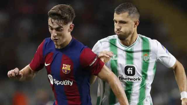 Guido persigue a Gavi en un partido del Betis contra el Barça