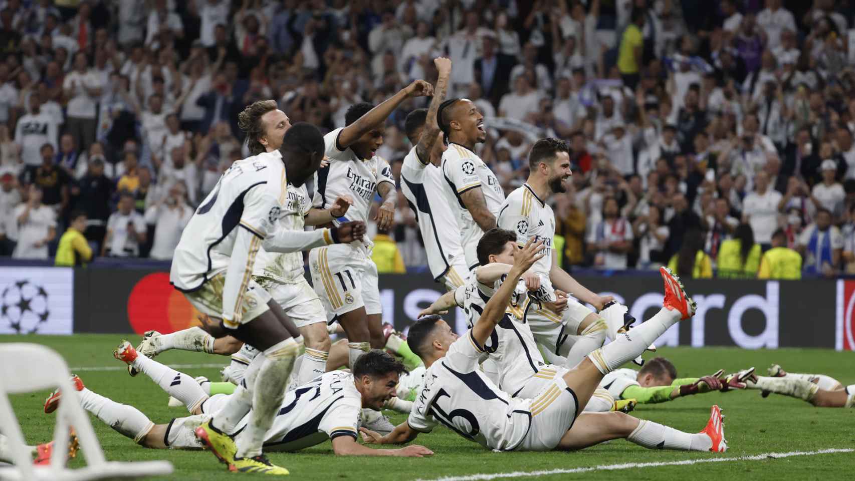 Los jugadores del Real Madrid celebran eufóricos el pase a la final de la Champions League