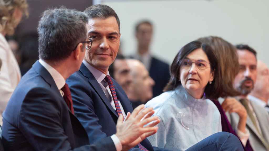 El ministro Félix Bolaños, el presidente del Gobierno, Pedro Sánchez, y la presidenta de la CNMV, Cani Fernández