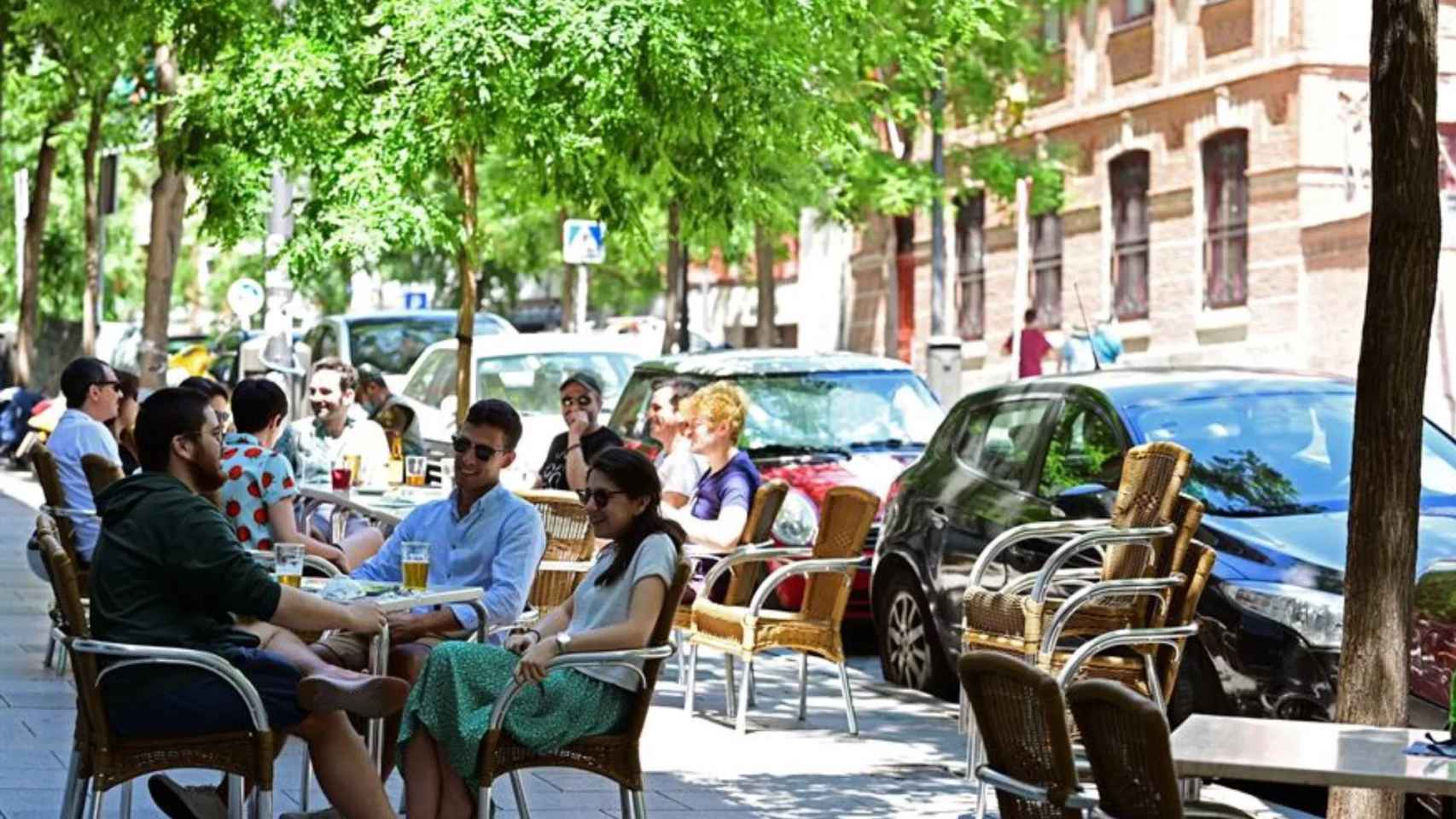 Personas tomando unas tapas