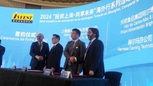Firma de uno de los cuatro acuerdos de inversión entre Barcelona y Shanghái hoy