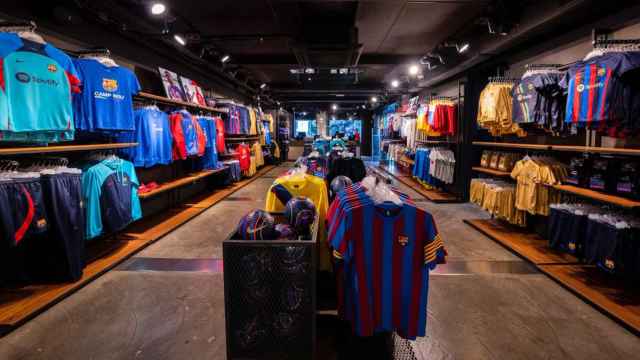 Los productos oficiales del club azulgrana en la Barça Store de la Sagrada Familia