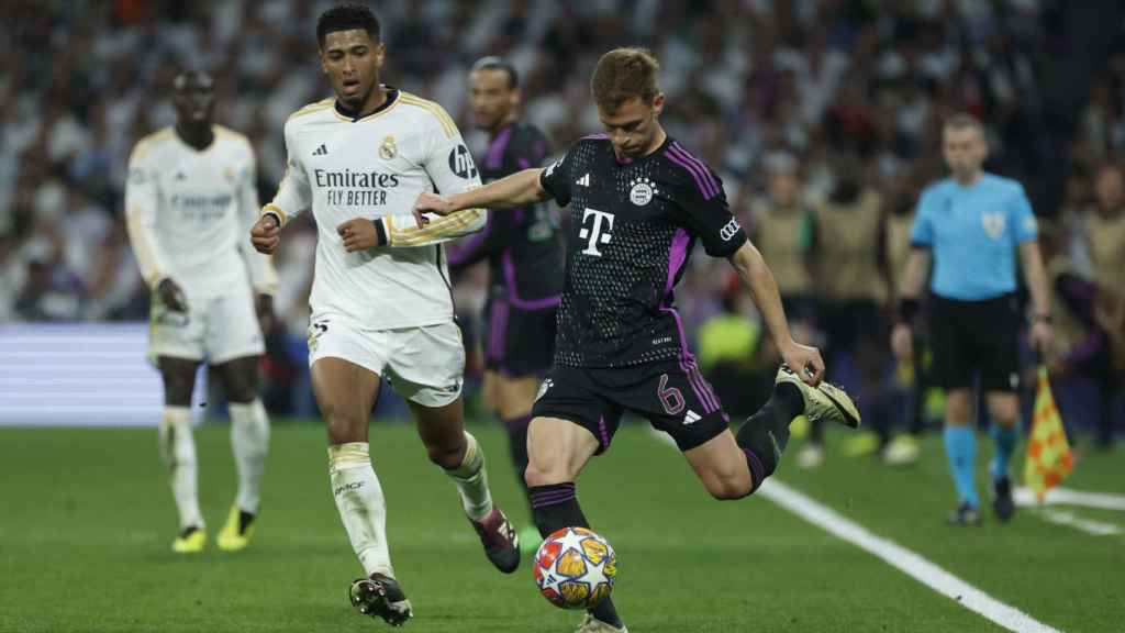 Joshua Kimmich sirve un centro en el Real Madrid-Bayern