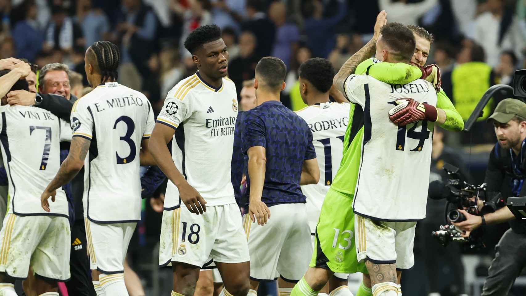 Los futbolistas del Real Madrid abrazan a Joselu tras la victoria contra el Bayern