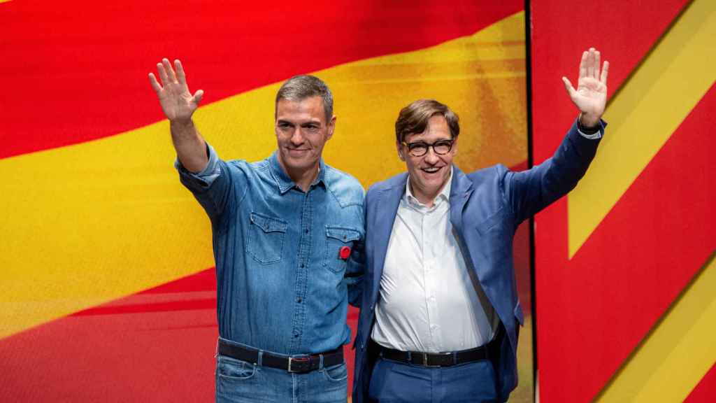 El presidente del Gobierno Pedro Sánchez y el candidato del PSC Salvador Illa en un mitin en Vilanova i la Geltrú