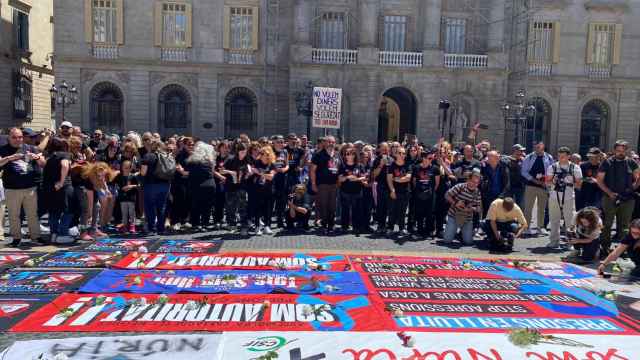 Los funcionarios de prisiones se manifiestan en la plaza Sant Jaume contra el pacto de los sindicatos con ERC