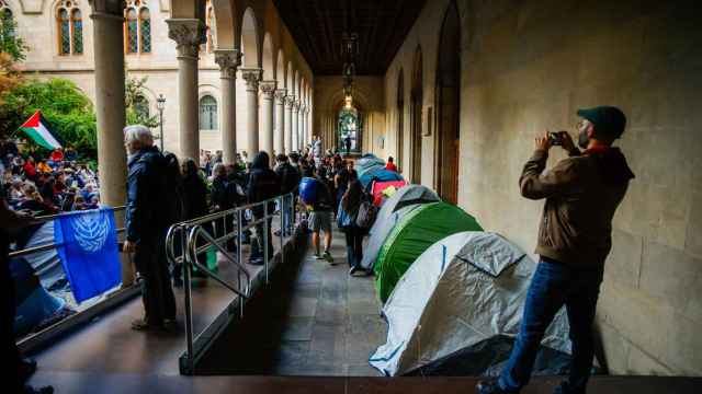 Estudiantes acampados en el edificio histórico de la Universidad de Barcelona (UB) antes de las elecciones catalanas