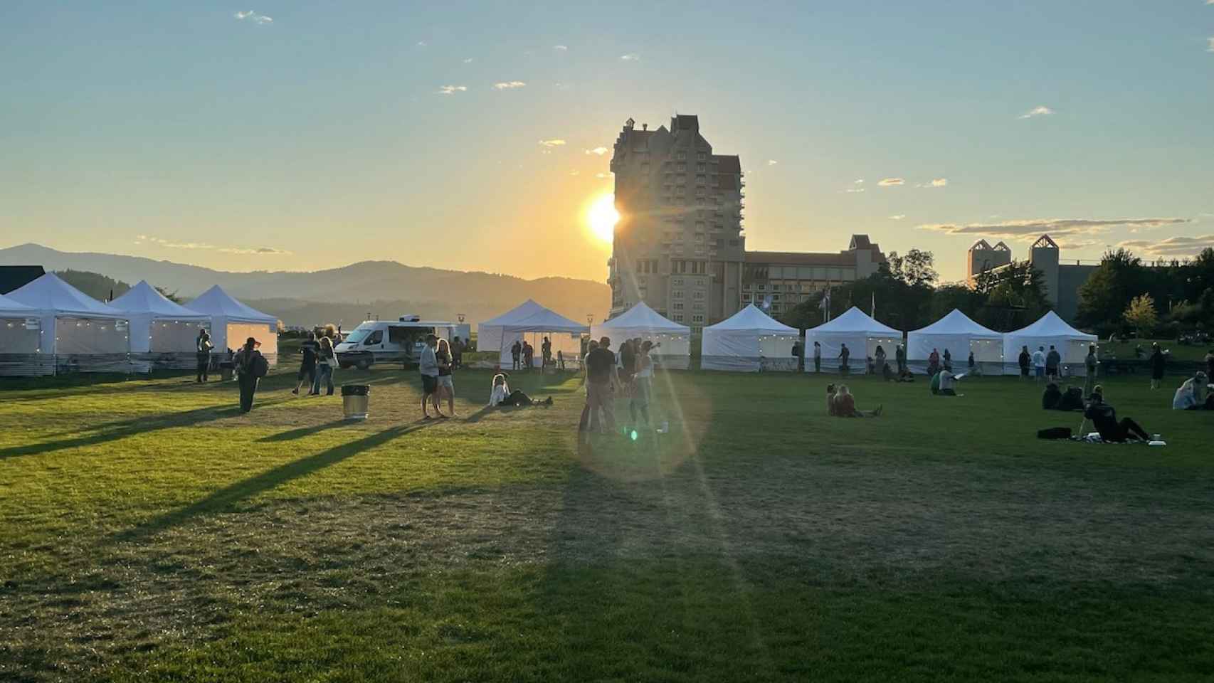 La carpa plegable personalizada que no podrá faltar en tus eventos este verano