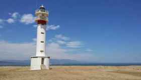 Un faro en medio de una playa