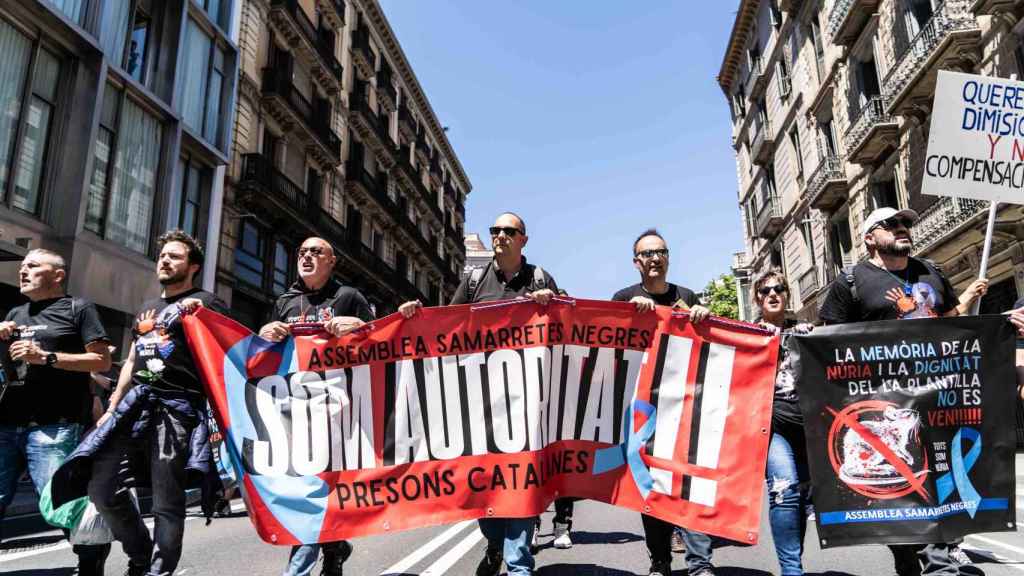 Los funcionarios de prisiones marchan con una pancarta por la Via Laietana de Barcelona