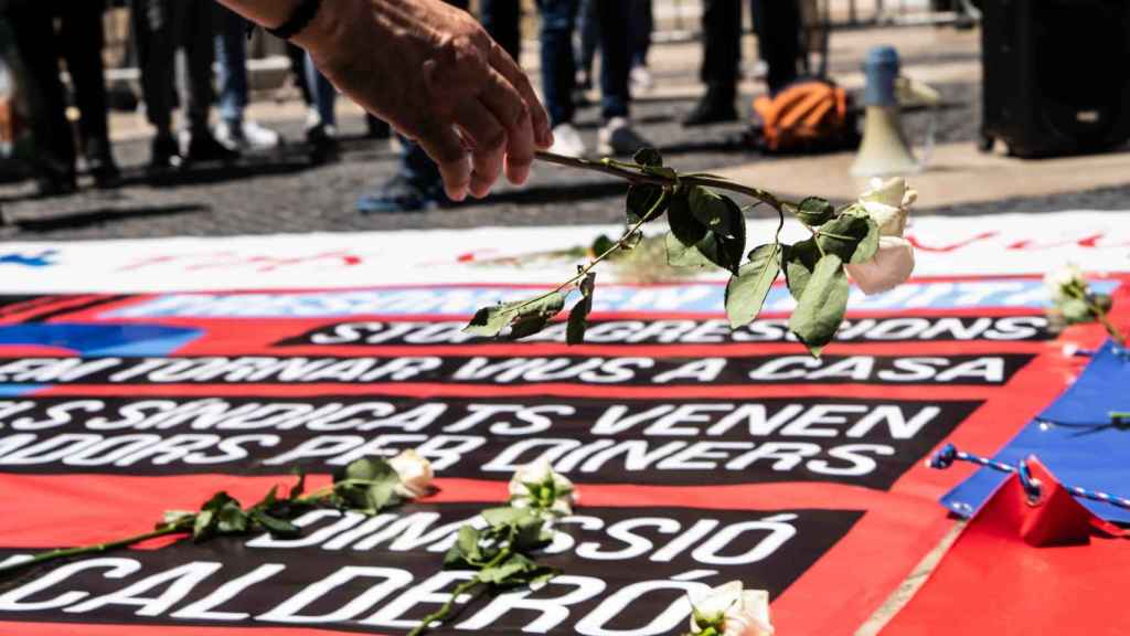 Los funcionarios de prisiones depositan flores en honor a Núria López en la plaza Sant Jaume