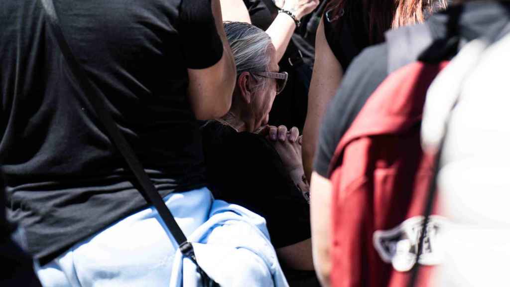 Los funcionarios de prisiones arropan a la familia de Núria López, asesinada en la cárcel de Mas d'Enric, en la plaza Sant Jaume