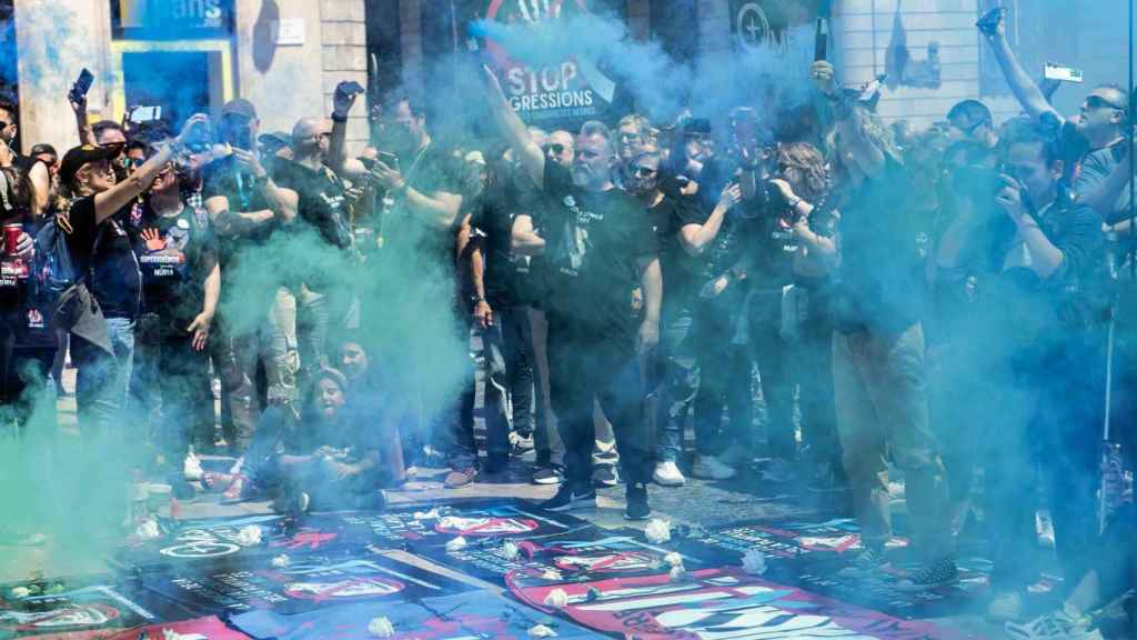Los funcionarios de prisiones encienden bengalas de humo en la plaza Sant Jaume