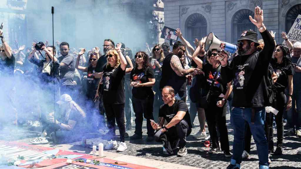 Los funcionarios de prisiones se manifiestan en la plaza Sant Jaume de Barcelona