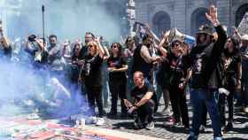 Los funcionarios de prisiones se manifiestan en la plaza Sant Jaume de Barcelona