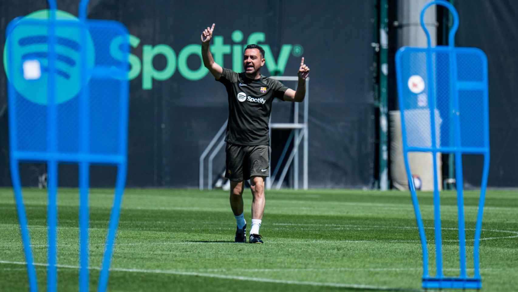 Xavi Hernández dirige un entrenamiento del Barça antes de medirse a la Real Sociedad
