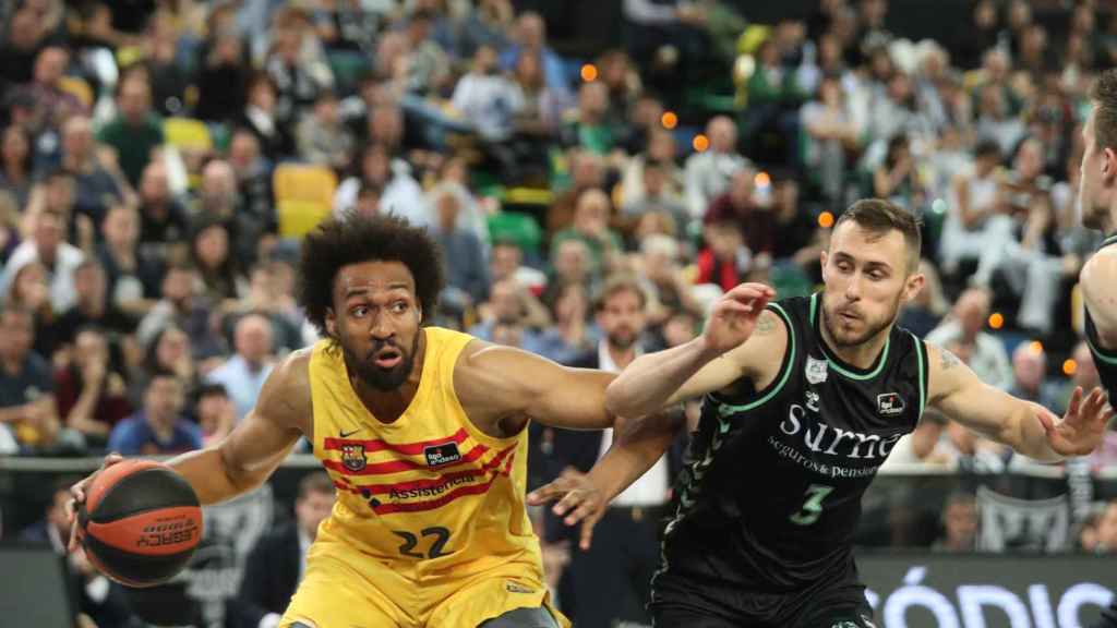 Jabari Parker protege el balón contra el Bilbao Basket