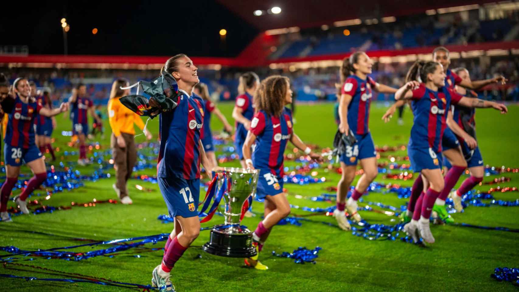 Patri Guijarro y Vicky López, con el trofeo de Liga del Barça Femenino