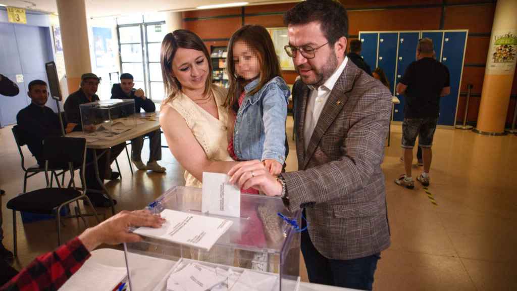 El presidente de la Generalitat de Catalunya y candidato de ERC a la reelección, Pere Aragonès, ejerce su derecho a voto en el Institut Joan Coromines