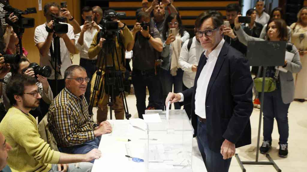 El líder del PSC y candidato del partido a la Presidencia de la Generalitat, Salvador Illa, ejerce su derecho a voto en Centre Cívic La Roca