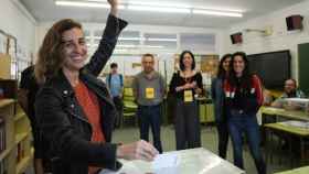 Laia Estrada levanta el puño mientras introduce su voto en la urna