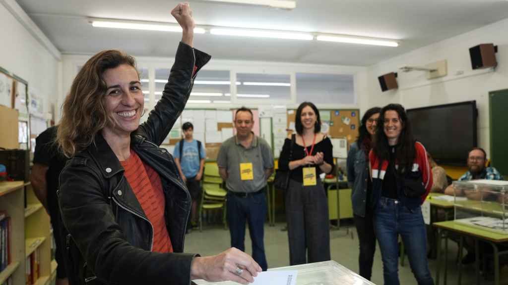 La candidata de la CUP, Laia Estrada, levanta el puño mientras introduce su voto en la urna