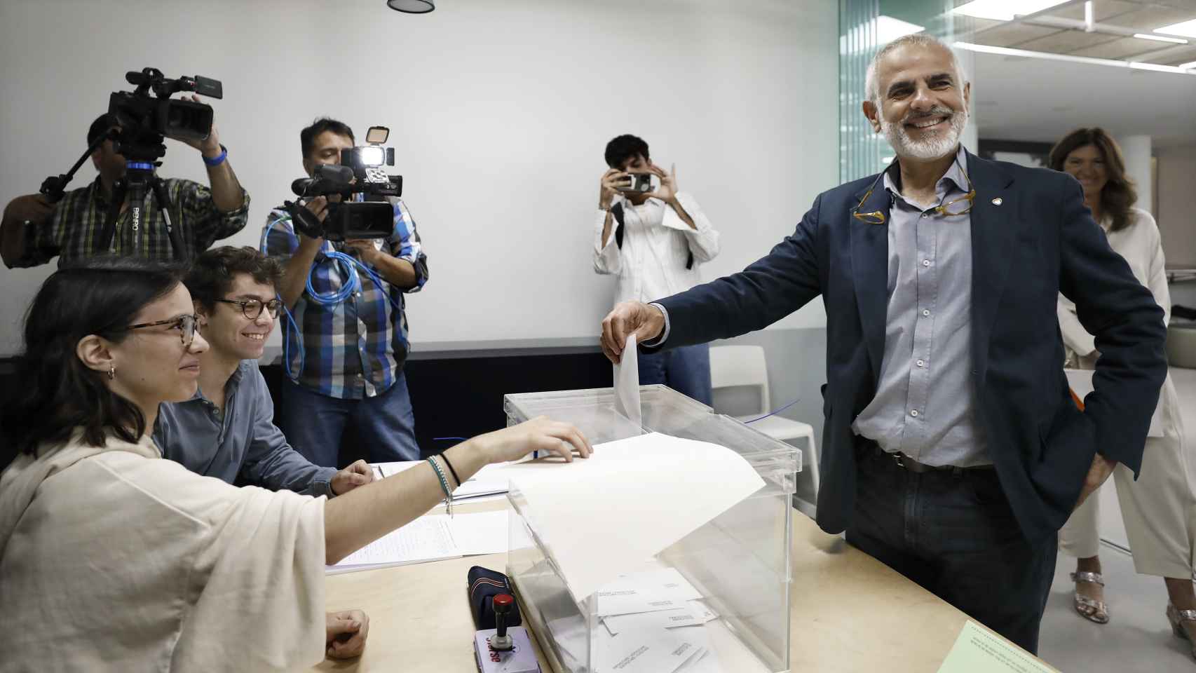 Carlos Carrizosa introduce su voto en la urna