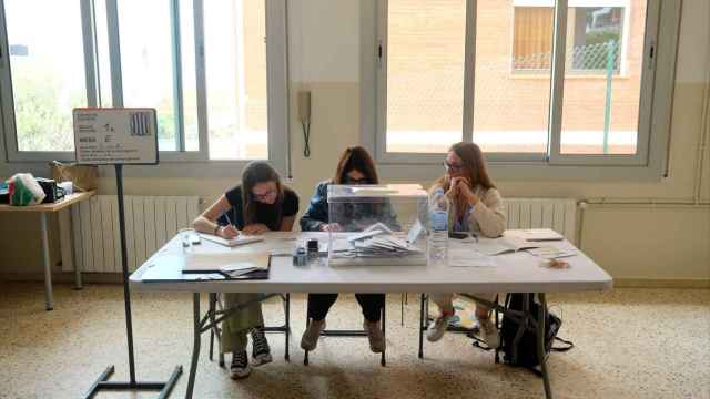 Elecciones catalanas en la Escuela Sant Joan, en Montgat (Barcelona)