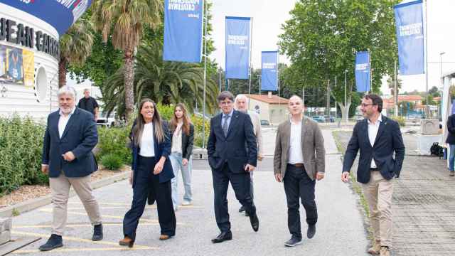 El candidato de Junts, Carles Puigdemont (3i); el secretario general, Jordi Turull (2d); el diputado Albert Batet (1i), y la diputada en el Congreso Míriam Nogueras