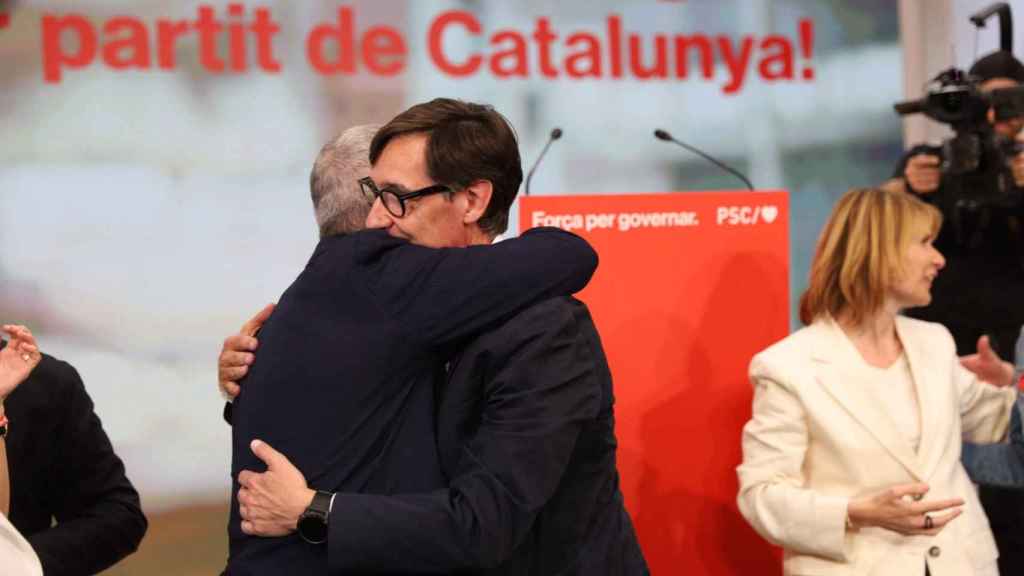 Salvador Illa abrazándose a Jaume Collboni, alcalde de Barcelona