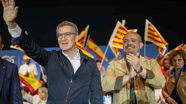 Alberto Núñez Feijóo (i), líder del PP, y Alejandro Fernández (d), líder del PPC