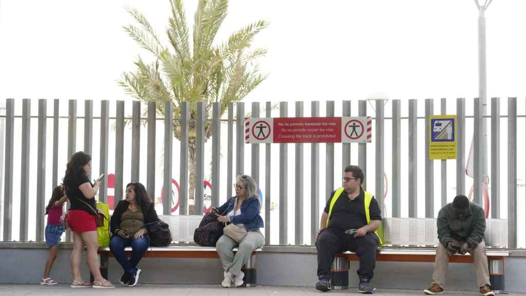 Viajeros esperan en el andén de la estación de Ocata