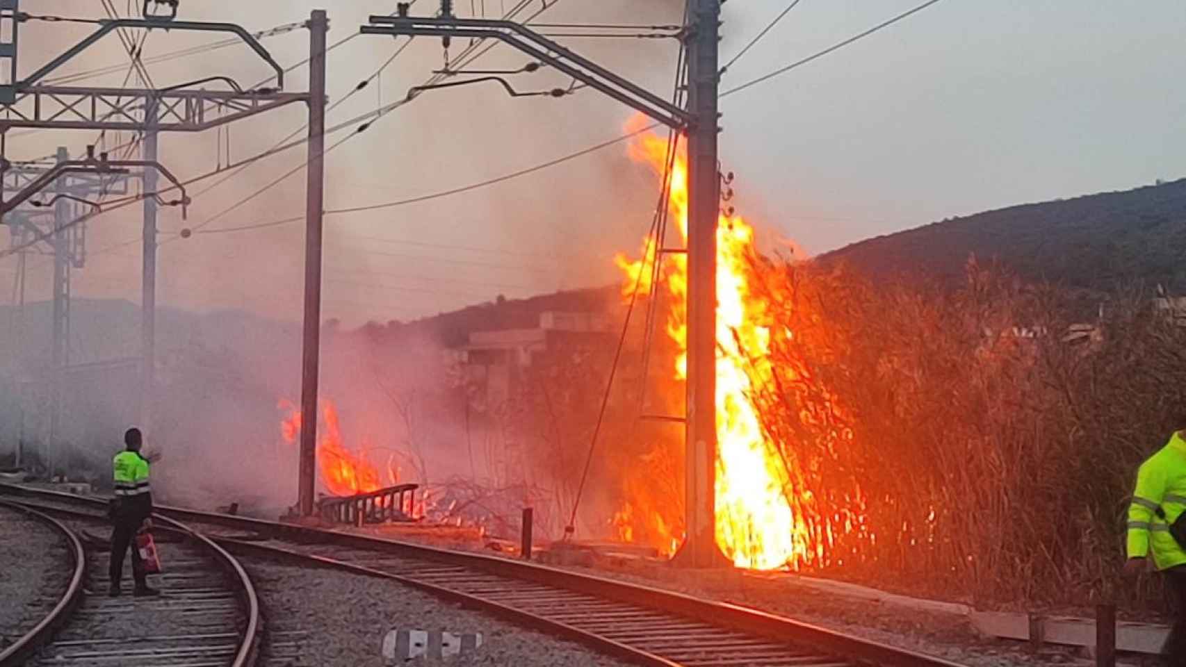 Incendio en las cercanías de Montcada Bifurcación por un robo de cable coincidiendo con las elecciones catalanas del 12M