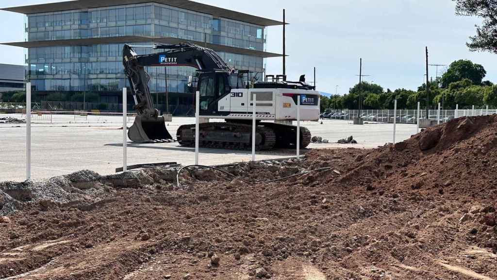 Los trabajos para inaugurar el Bela Padel Center en la zona franca de Barcelona