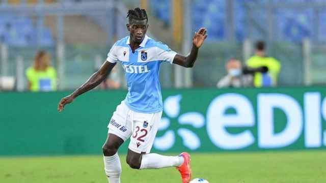 Edgar Ié, ex del Barça, defendiendo la camiseta del Trabzonspor