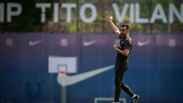 Xavi Hernández da instrucciones a los jugadores del Barça en un entrenamiento