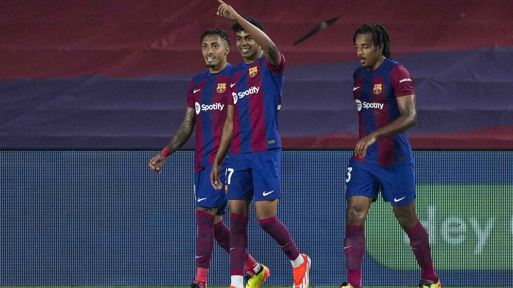 Lamine Yamal celebra su gol contra la Real Sociedad con Jules Koundé y Raphinha