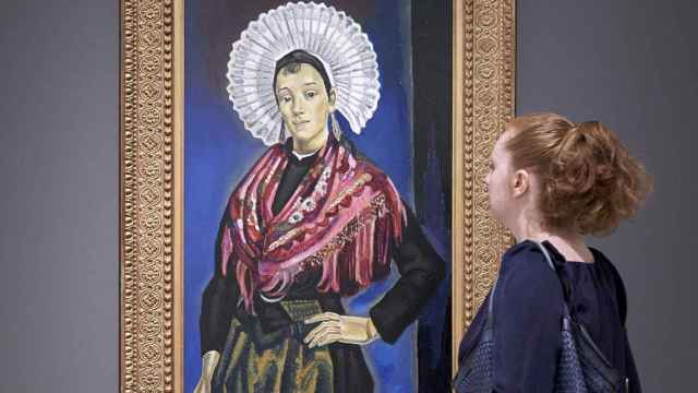 Una visitante observa el lienzo de María Blanchard ‘La boloñesa’ (1922-1923).