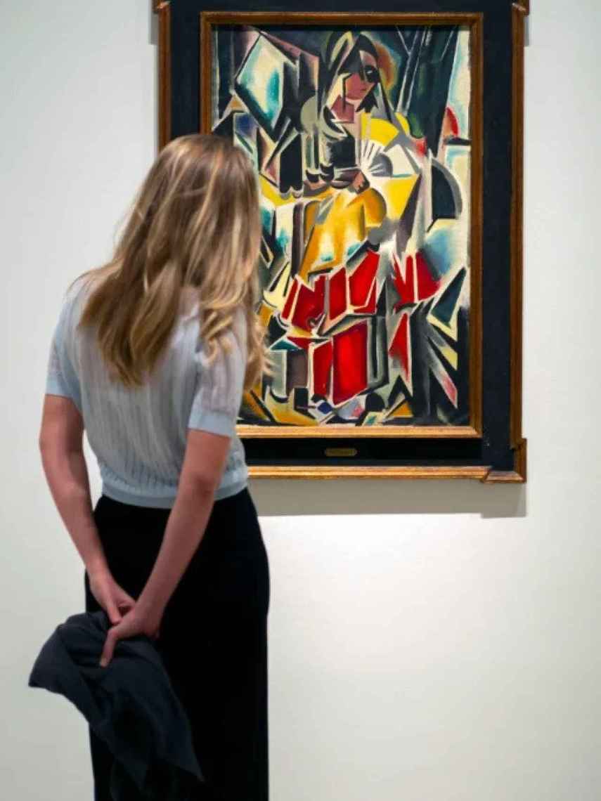 Una mujer se detiene ante el lienzo cubista de María Blanchard ‘La dama del abanico’ (1913-1916).
