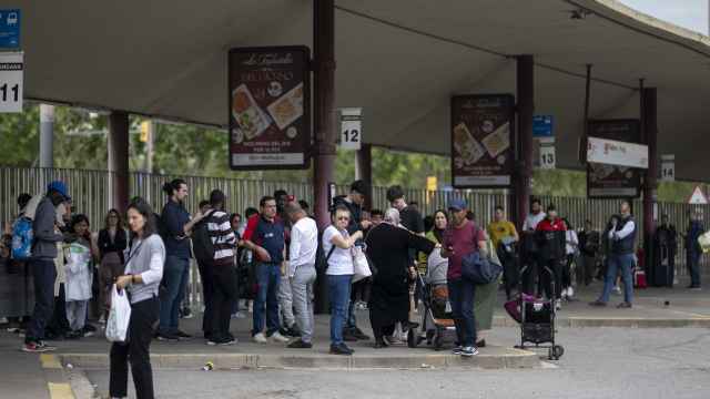 Decenas de personas se amontonan en la parada de autobuses de Fabra i Puig, en Barcelona, a la espera de un transporte alternativo al tren