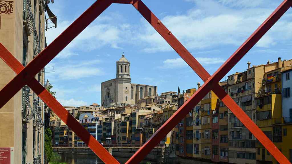 Puente de las Peixateries Velles y al fondo la Catedral de Girona